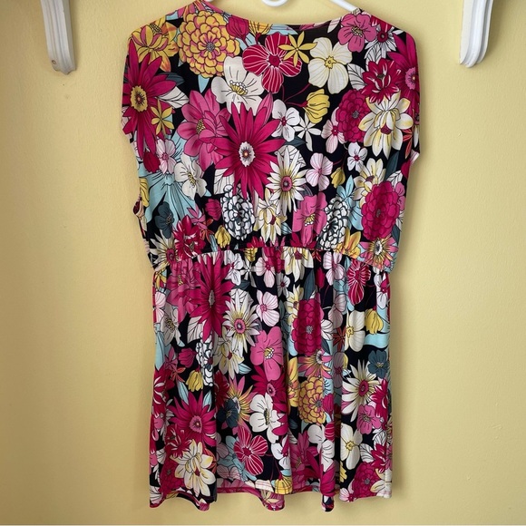 Crepas V Neck Sleeveless Women’s Size 1X in bright floral print - Picture 2 of 7